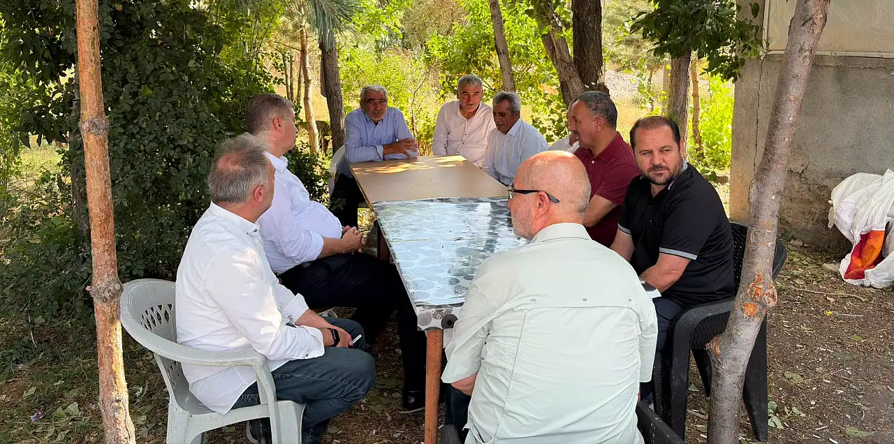 Badilli Köyü'nde evi yanan aileyi Rektör Gülçin yalnız bırakmadı