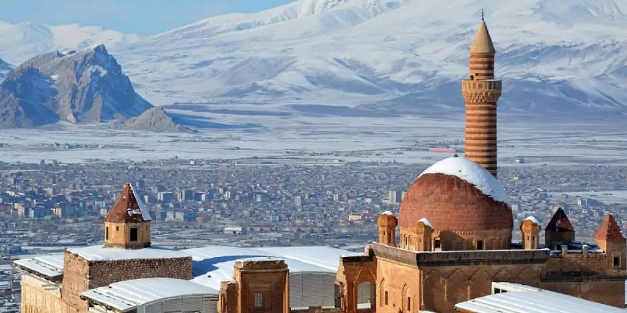 Ağrı'nın Lezzet Durağı: Meşhur Yiyecekleri ve Tatlıları ile Tanışın!