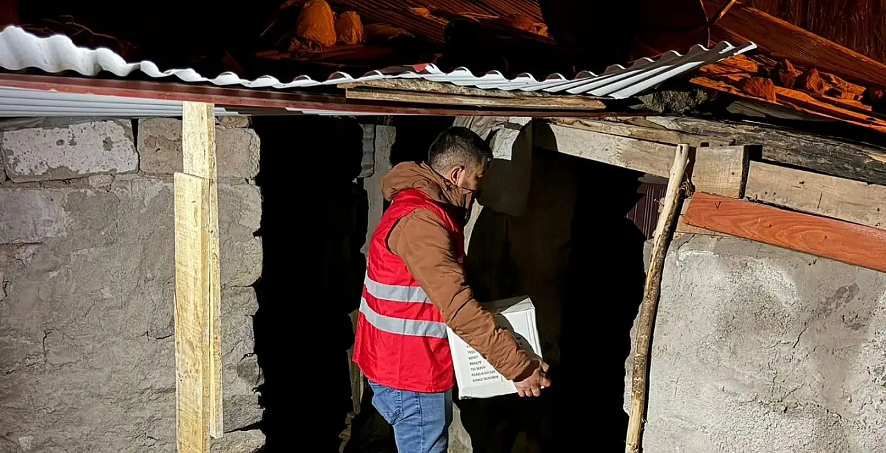 Kızılay gönüllüleri Tutak'ta zorlu kış mesaisine devam ediyor