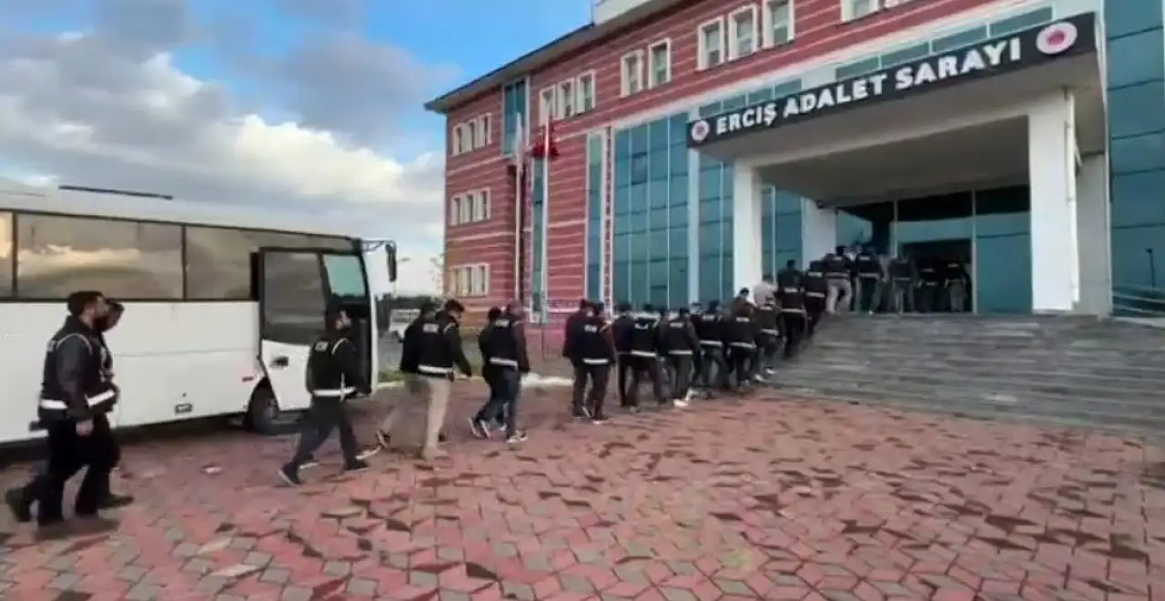 Van'da 37 adrese baskın: Kalaşnikof ve G3 tüfeği ele geçirildi