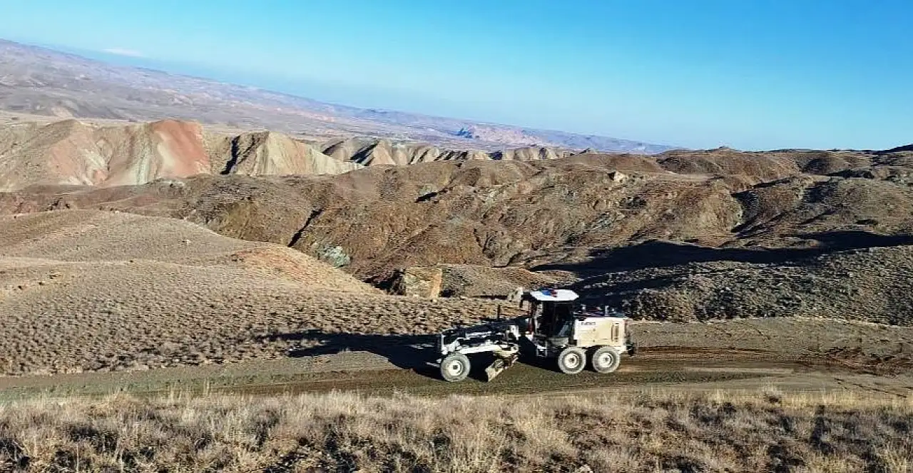 Iğdır'da Rutin Yol Kumlama Çalışmaları Aralıksız Sürüyor