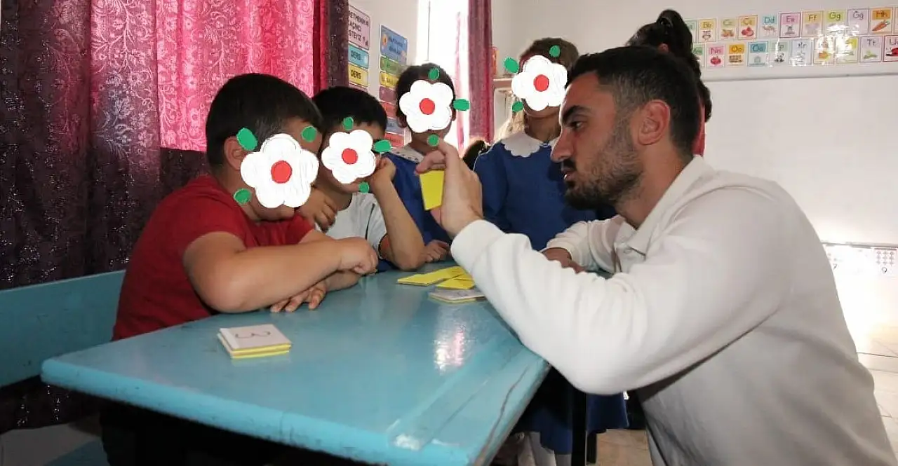 Ağrı'da köy okuluna taşınan 'Bir Mont Bir Bot Bir Bilgi' projesi minikleri sevindirdi