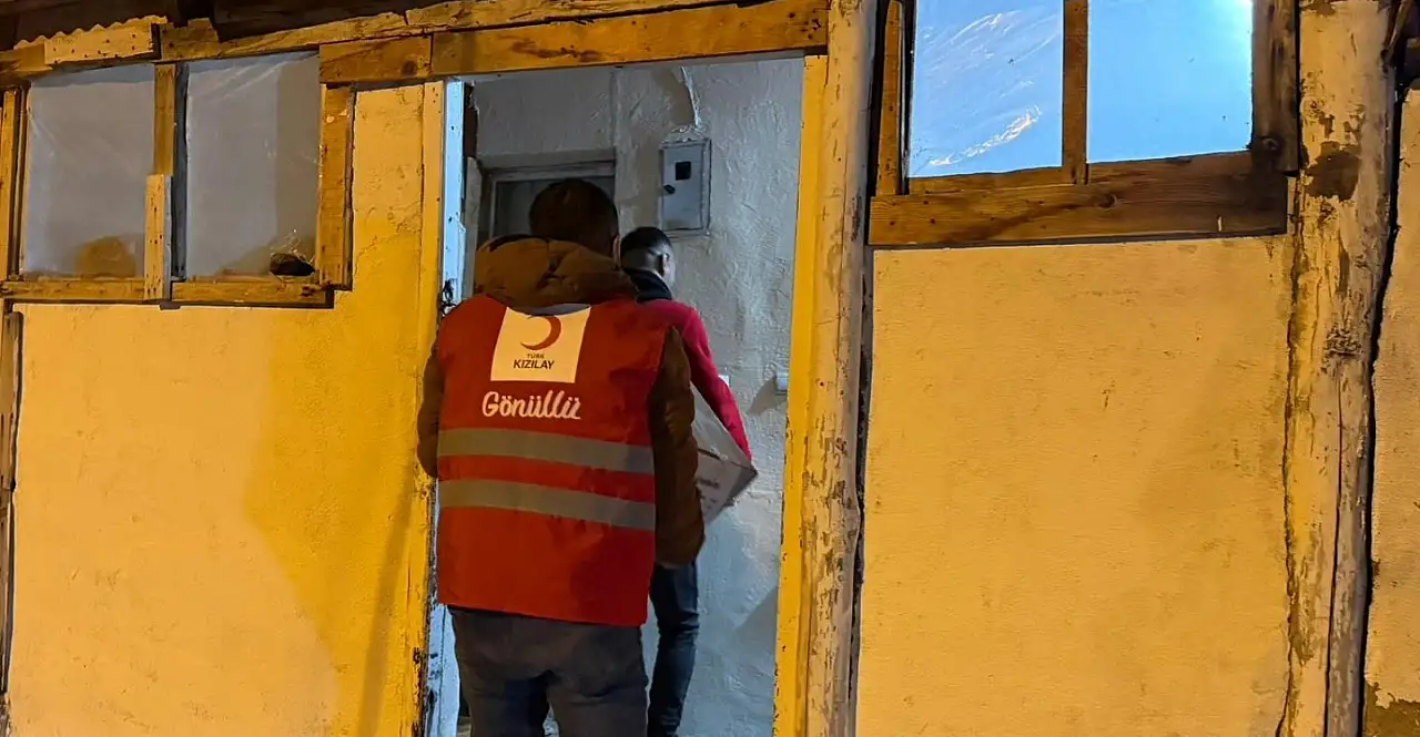 Kızılay gönüllüleri Tutak'ta zorlu kış mesaisine devam ediyor