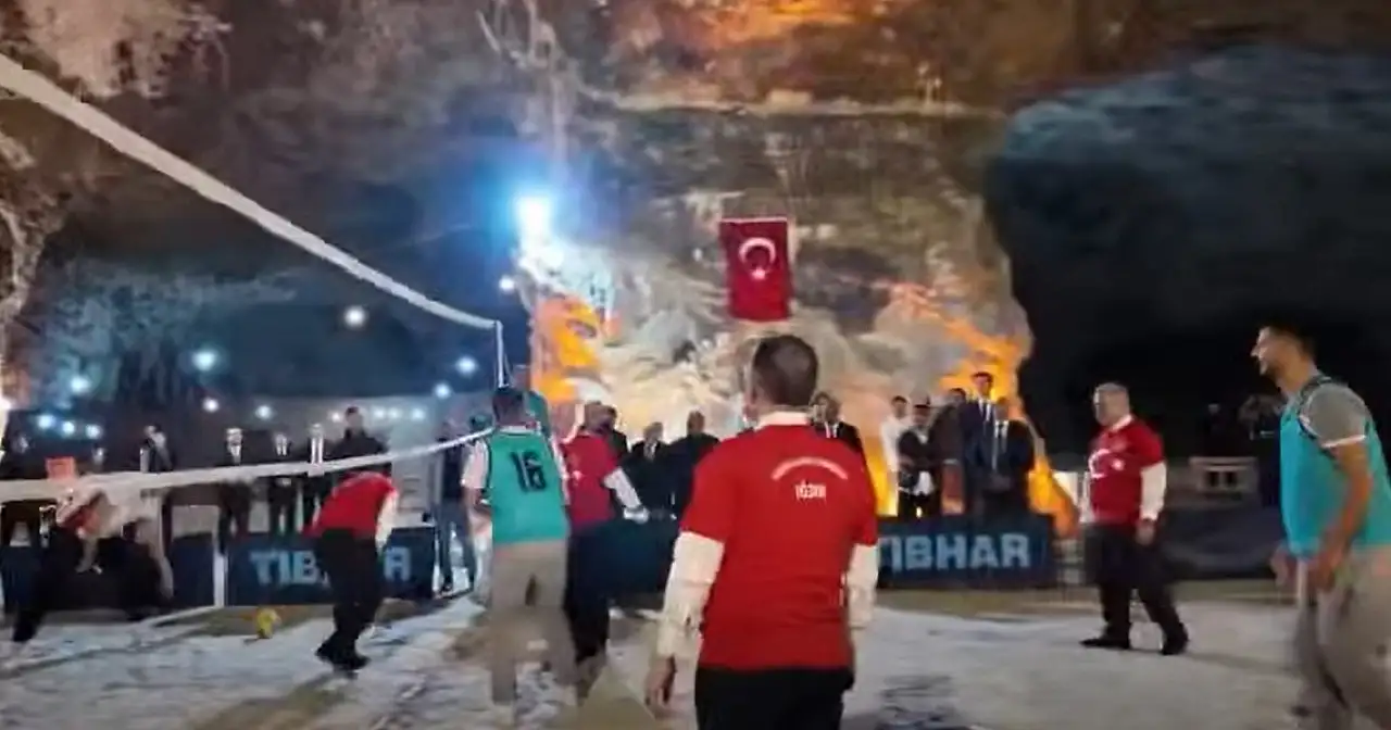 Tuz Dağı'nda 500 Metre Derinlikte Cumhuriyet Coşkusu Yaşandı