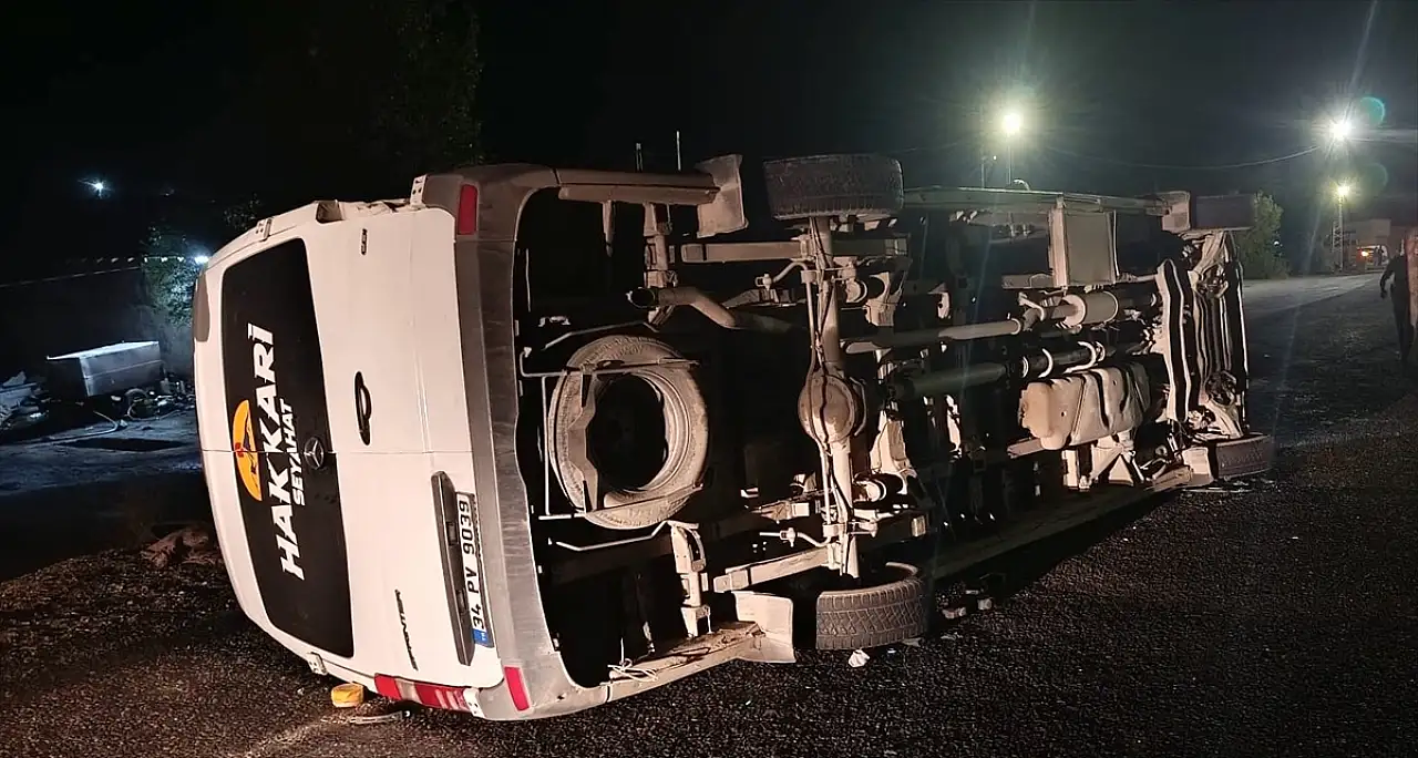 Van'da minibüs ile kamyon çarpıştı: Yaralılar var
