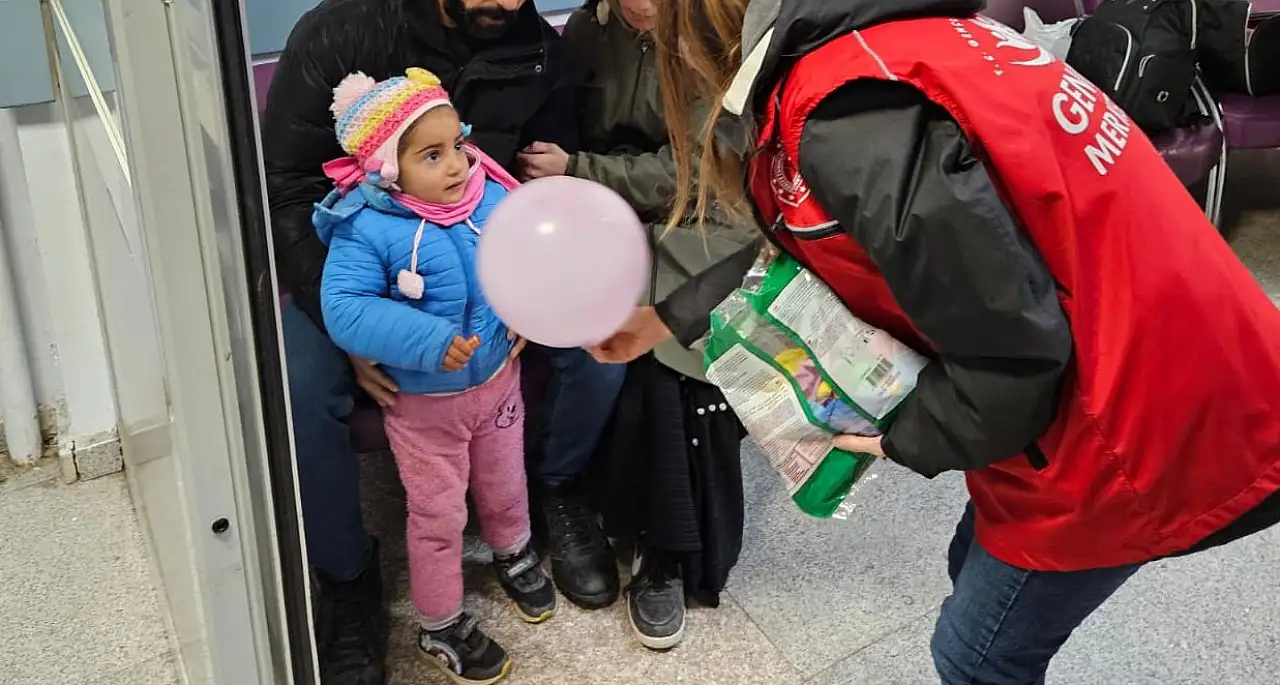 Doğubayazıt Gençlik Merkezi, hastanedeki çocuklara moral verdi