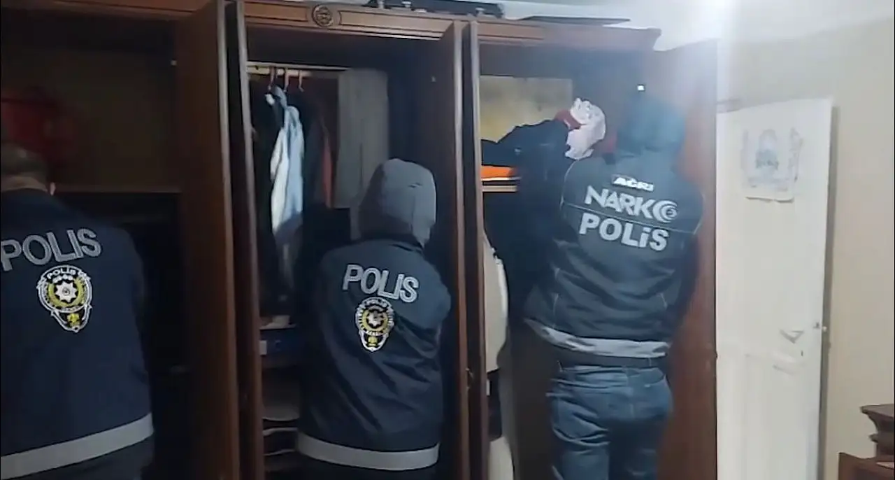 Ağrı ile Patnos'ta sokak satıcılarına eş zamanlı operasyon!