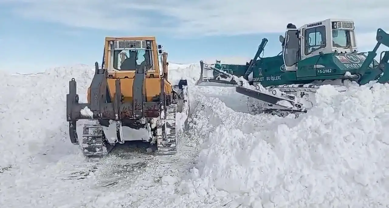 Ağrı'da ekipler 5 gündür bu köylere ulaşmaya çalışıyor
