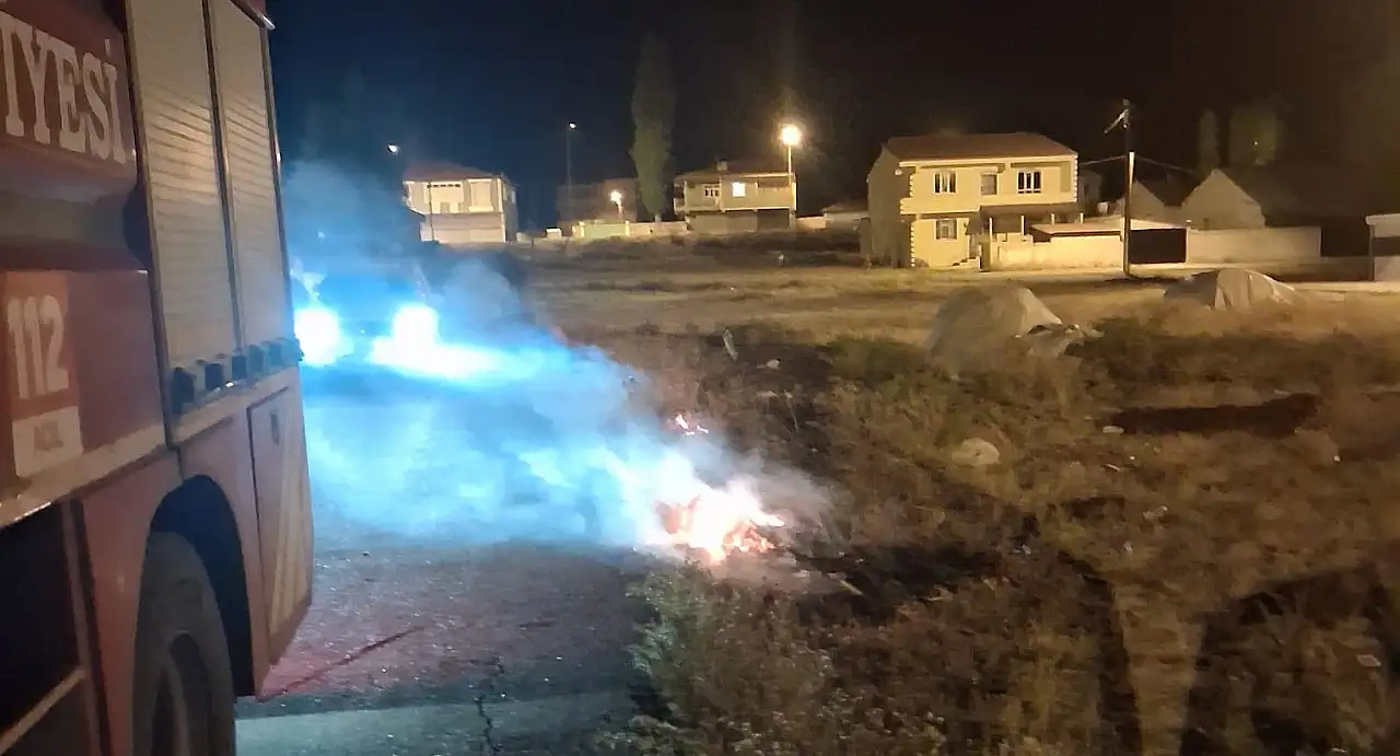 Ağrı'da ot yangını evlere ulaşmadan söndürüldü