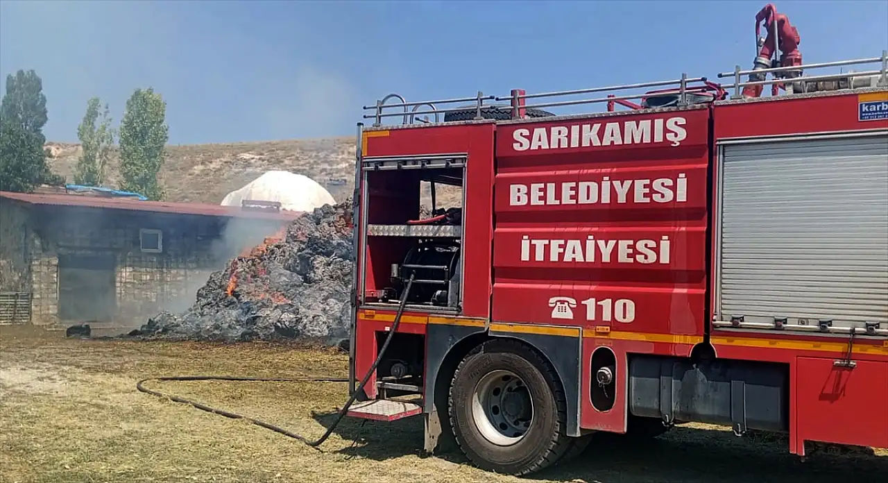 Kars'ta korkutan yangın: 900 balya ot küle döndü