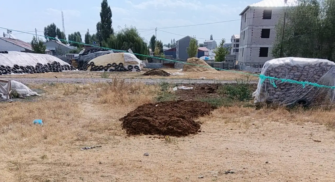 Ağrı'da mahallelinin gübre tepkisi! Evlerin birkaç metre ötesine dökülüyor