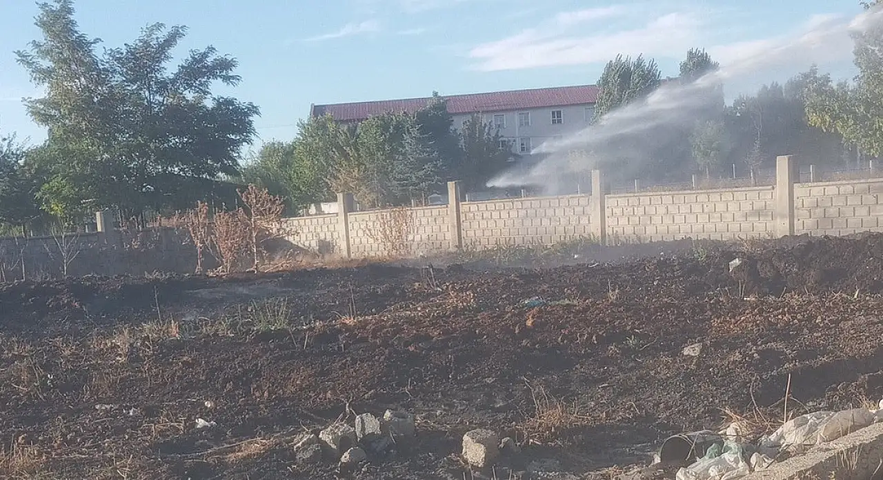 Ağrı'da kışlık tezekler alev aldı, Kurumadan küle döndü