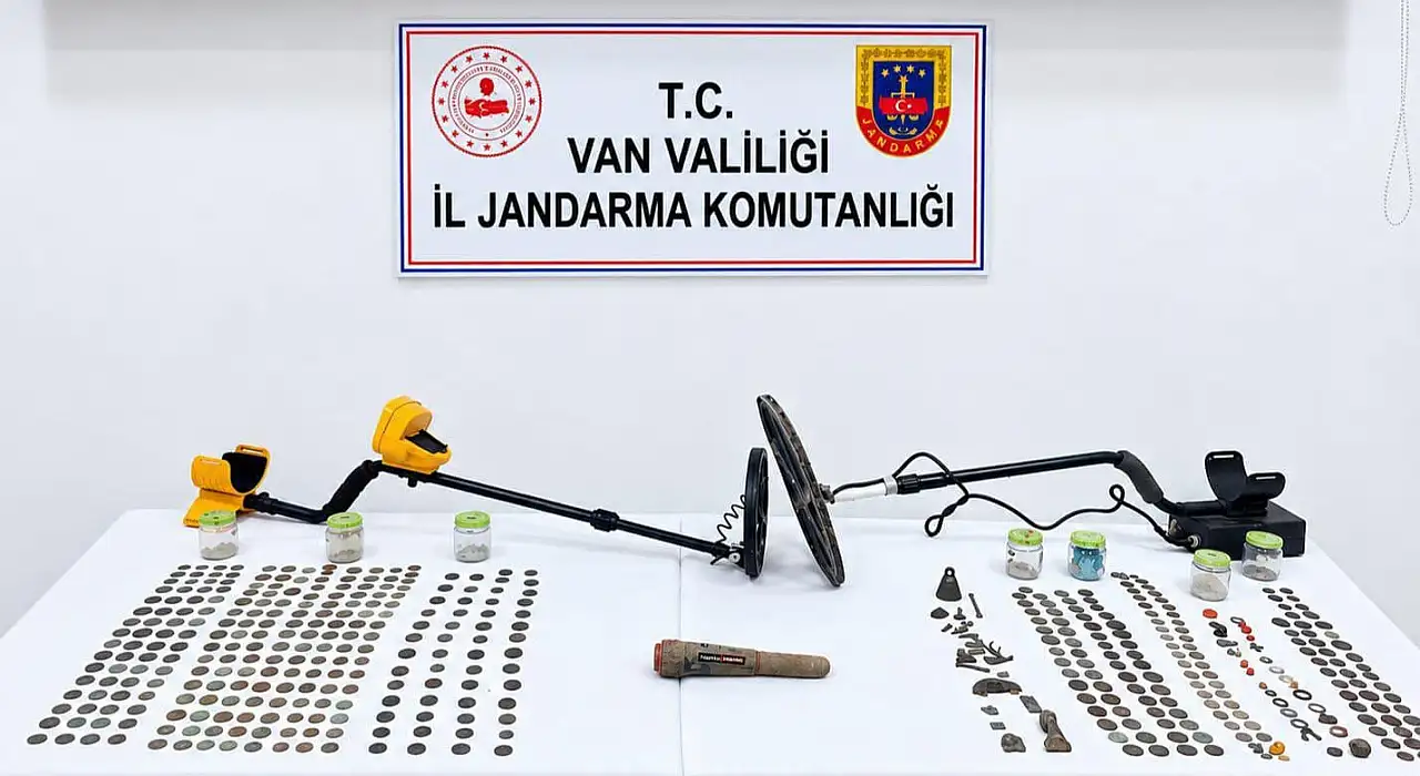 Van'da tarihi eser operasyonu! Roma dönemine ait 529 sikke ele geçirildi