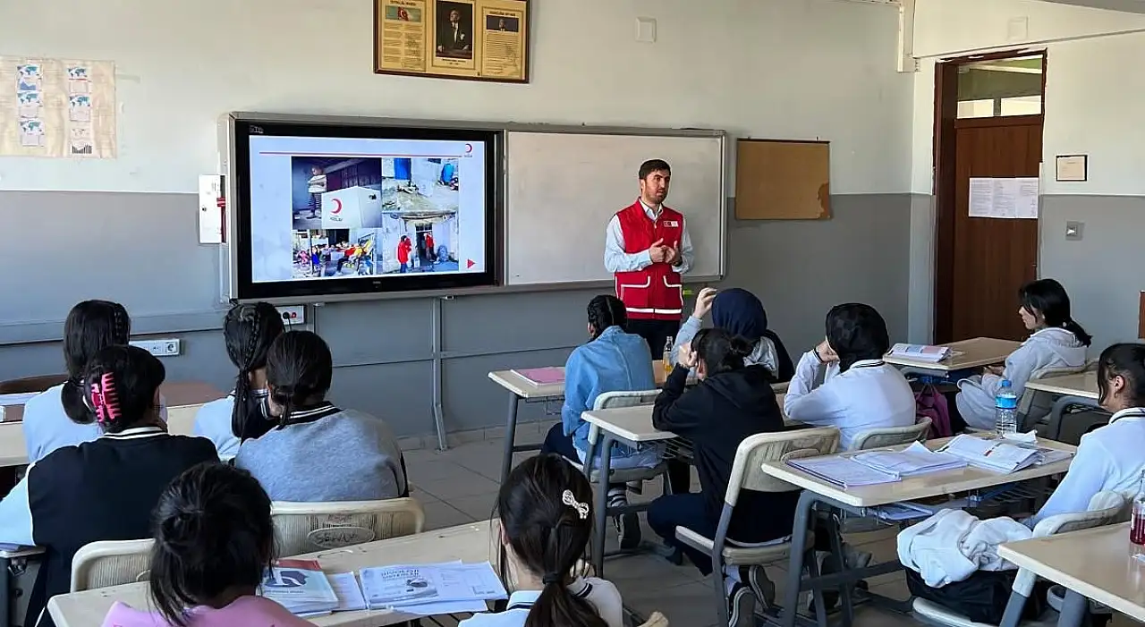 Kızılay Gönüllüleri, Gevher Nesibe Lisesi'nde öğrencilerle buluştu