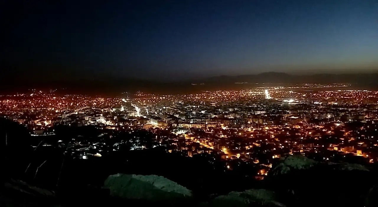 Van'da gün batımı ve şehir ışıklarıyla görsel şölen oluştu