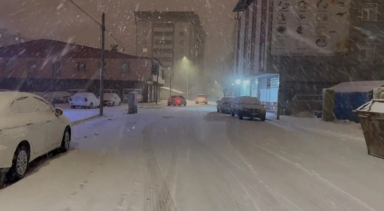 Patnos'ta kar yolu kapattı, tırlar mahsur kaldı