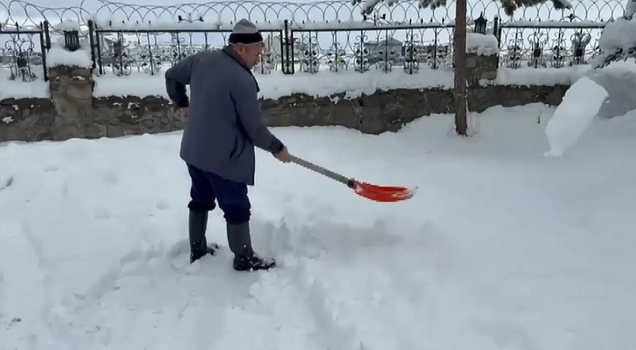 Sarıkamış Erken Karla Beyaza Büründü, Kayak Sezonu İçin Hazırlıklar Başladı