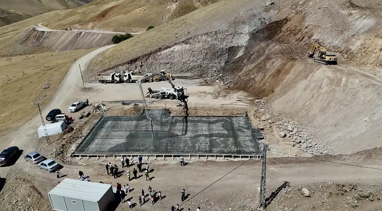 Ağrı'da çocukların eğitimi için tepeyi tıraşlayıp okul yeri açtılar