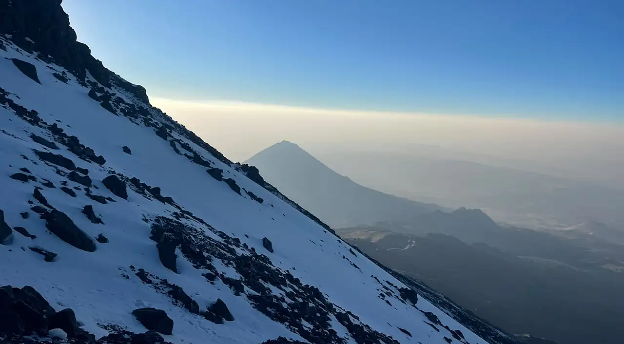 20 kişilik Polonyalı dağcı grubu kar fırtınasına rağmen zirveye ulaştı