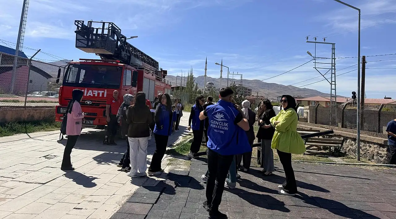 Doğubayazıt'ta gençlere trafik ve yangın eğitimi verildi