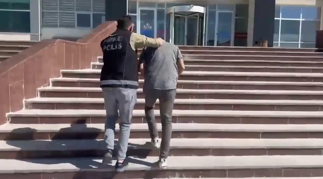 Kars'ta İranlı kuryenin midesinden 76 kapsül uyuşturucu çıktı
