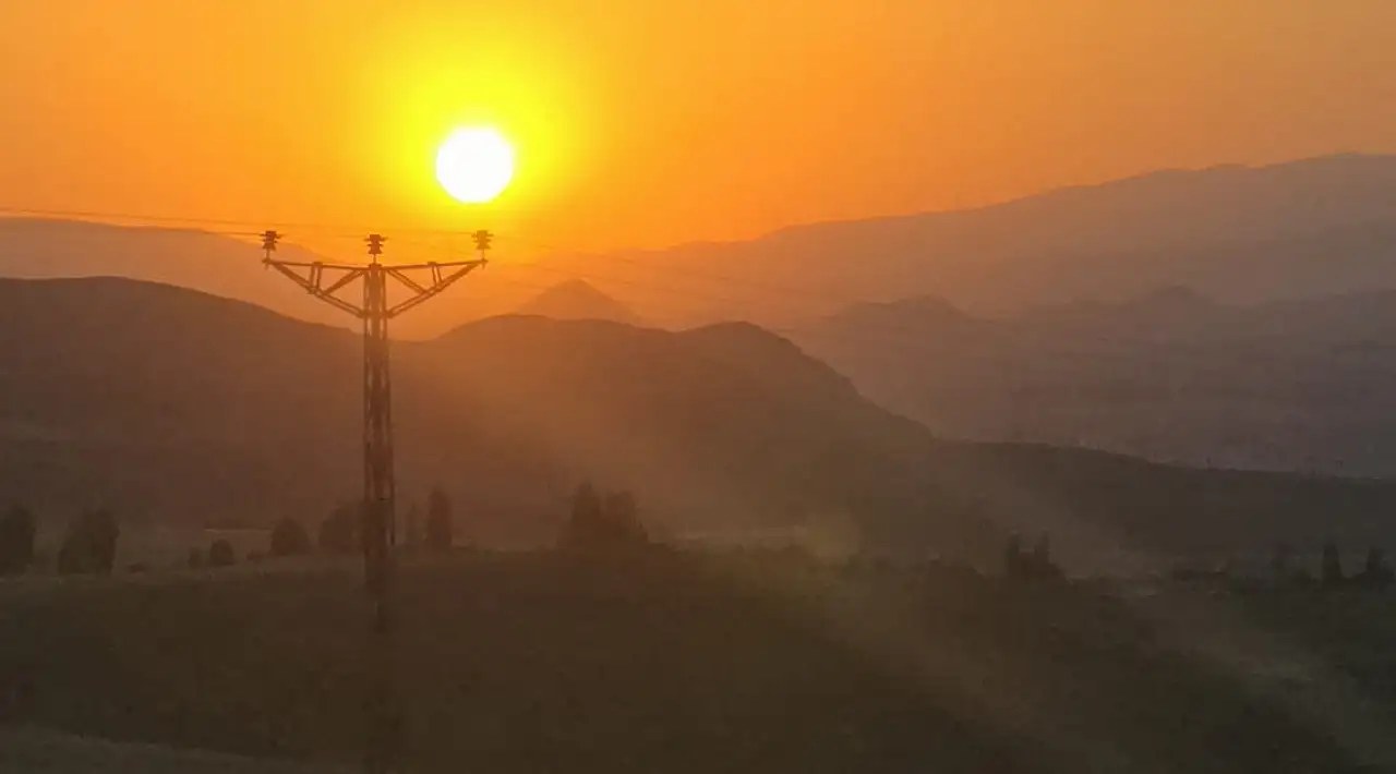 Güneşin ilk doğduğu şehirde gün batımını görüntülüyorlar