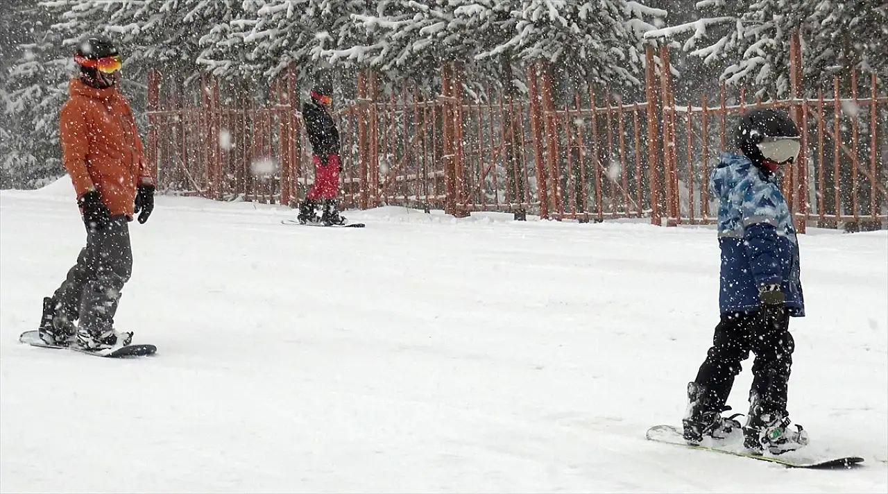 Sarıkamış Kayak Merkezi'nde Mart ayında kar keyfi sürüyor