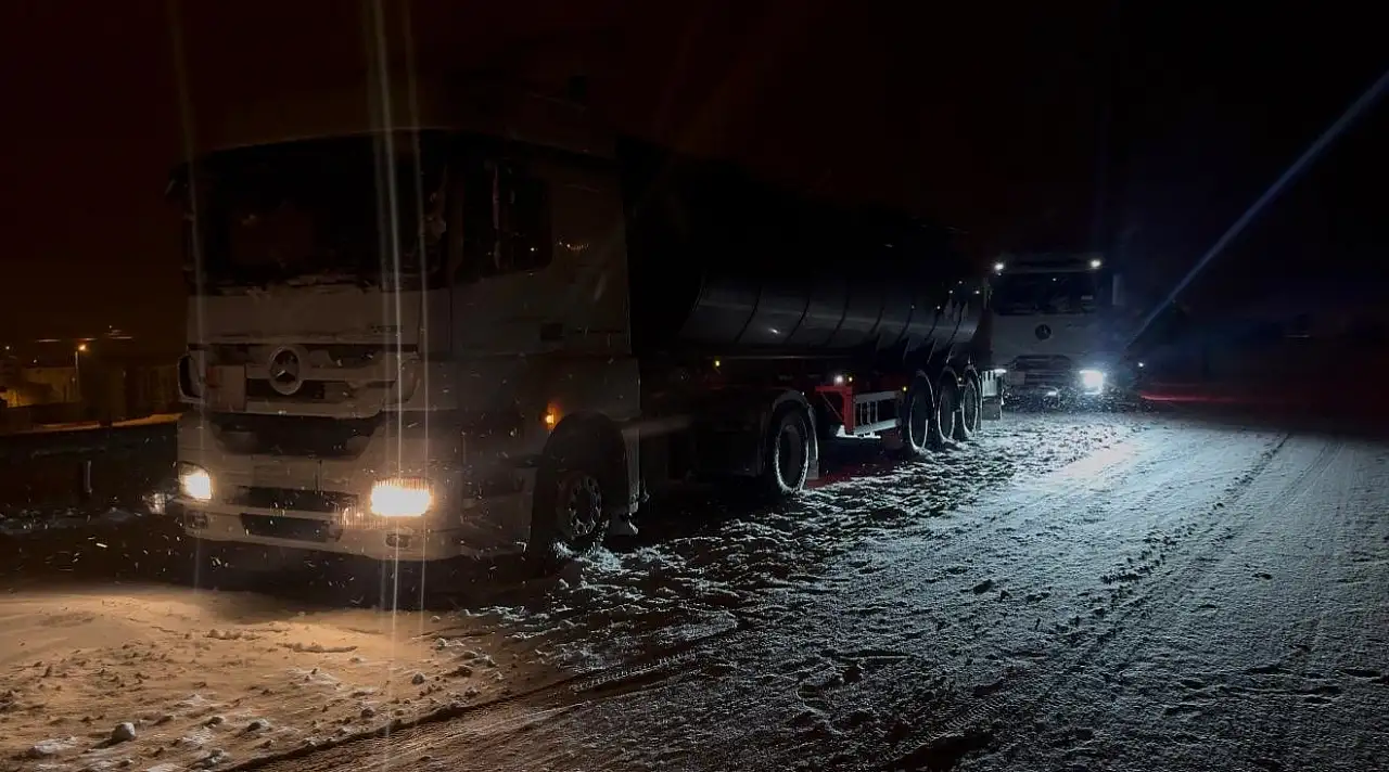 Patnos'ta kar yolu kapattı, tırlar mahsur kaldı