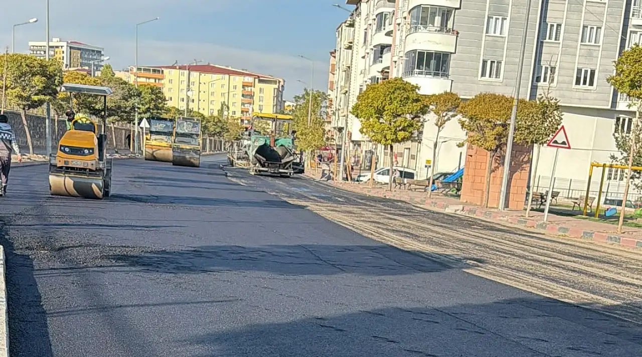 Kış öncesi yol seferberliği! Stadyum yoluna asfalt ve 2 bin 400 metrelik yürüyüş yolu