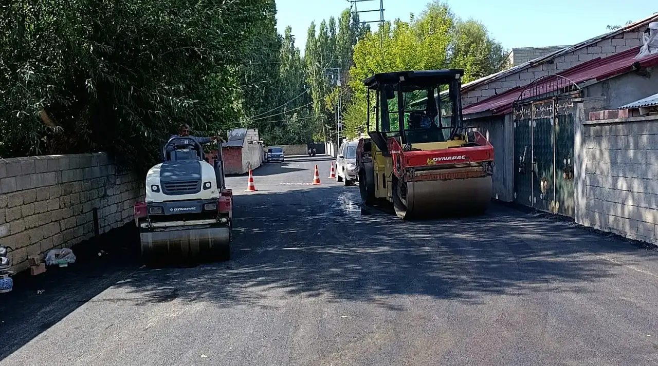 Ağrı'da asfalt mesaisi hız kesmiyor: Cadde ve sokaklar yenileniyor