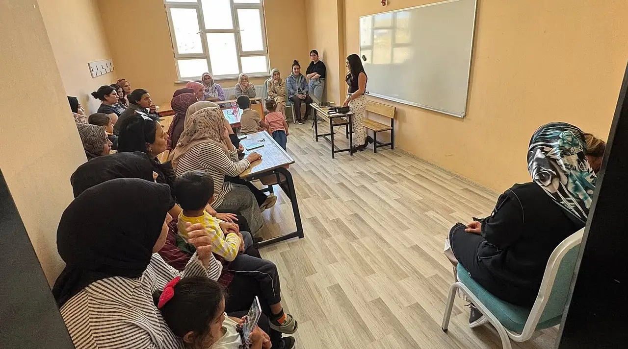 Ağrı'da ailelere okul sürecinde yol gösterecek eğitimler başladı