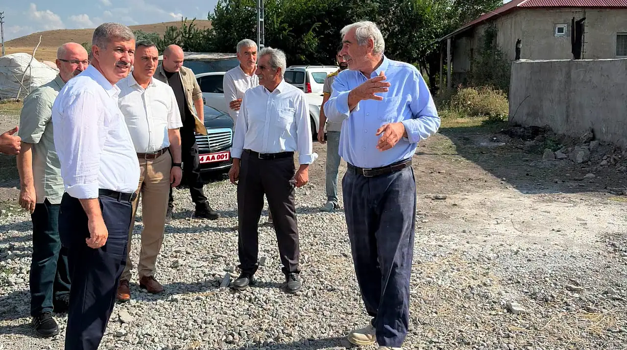 Badilli Köyü'nde evi yanan aileyi Rektör Gülçin yalnız bırakmadı