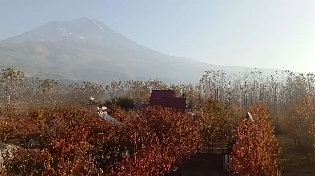 Doğubayazıt'ta sonbaharın son renkleri görsel şölen sundu