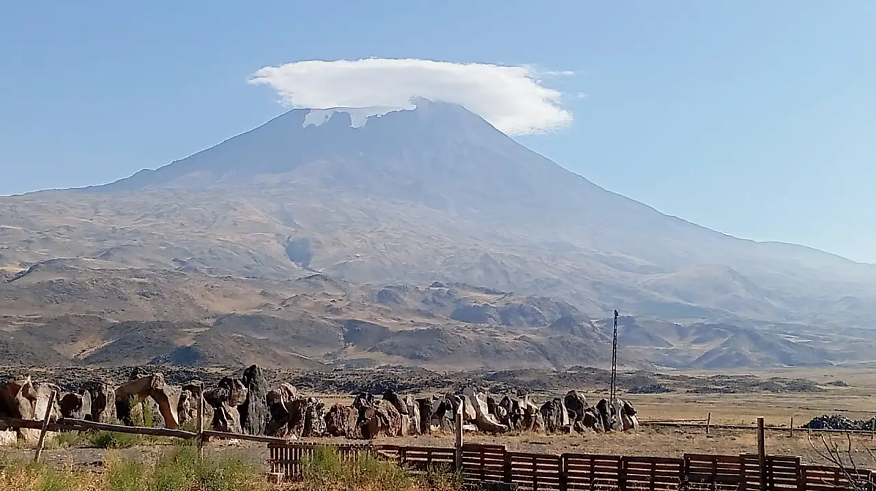 Doğubayazıt'ta sonbaharın son renkleri görsel şölen sundu