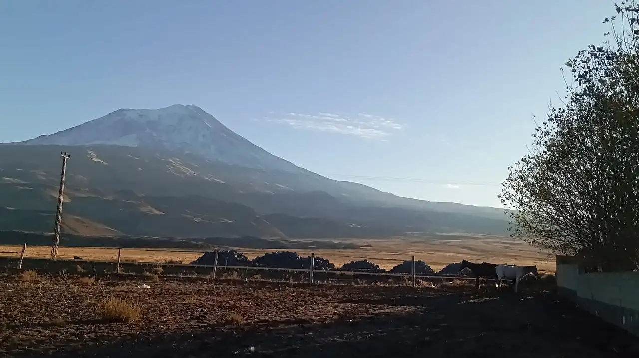 Doğubayazıt'ta sonbaharın son renkleri görsel şölen sundu