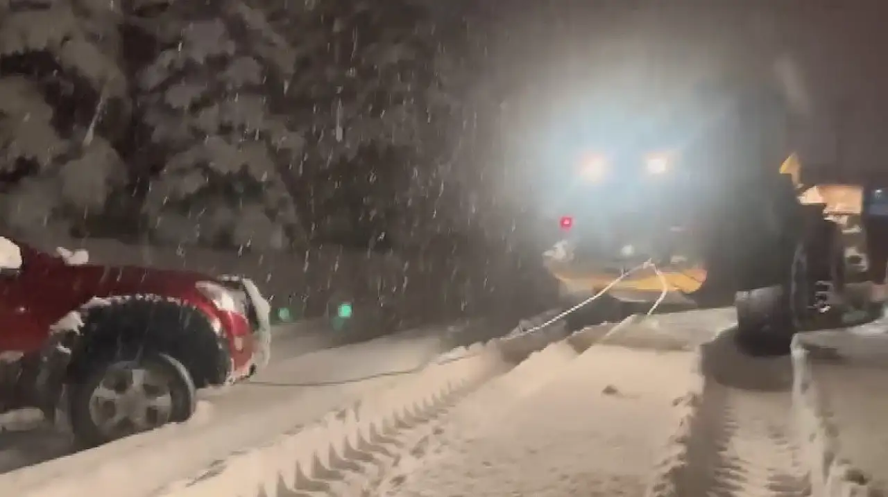 Kars'ta yoğun kar yağışı, ekiplerin hızlı müdahalesiyle mahsur kalan aracı kurtardı