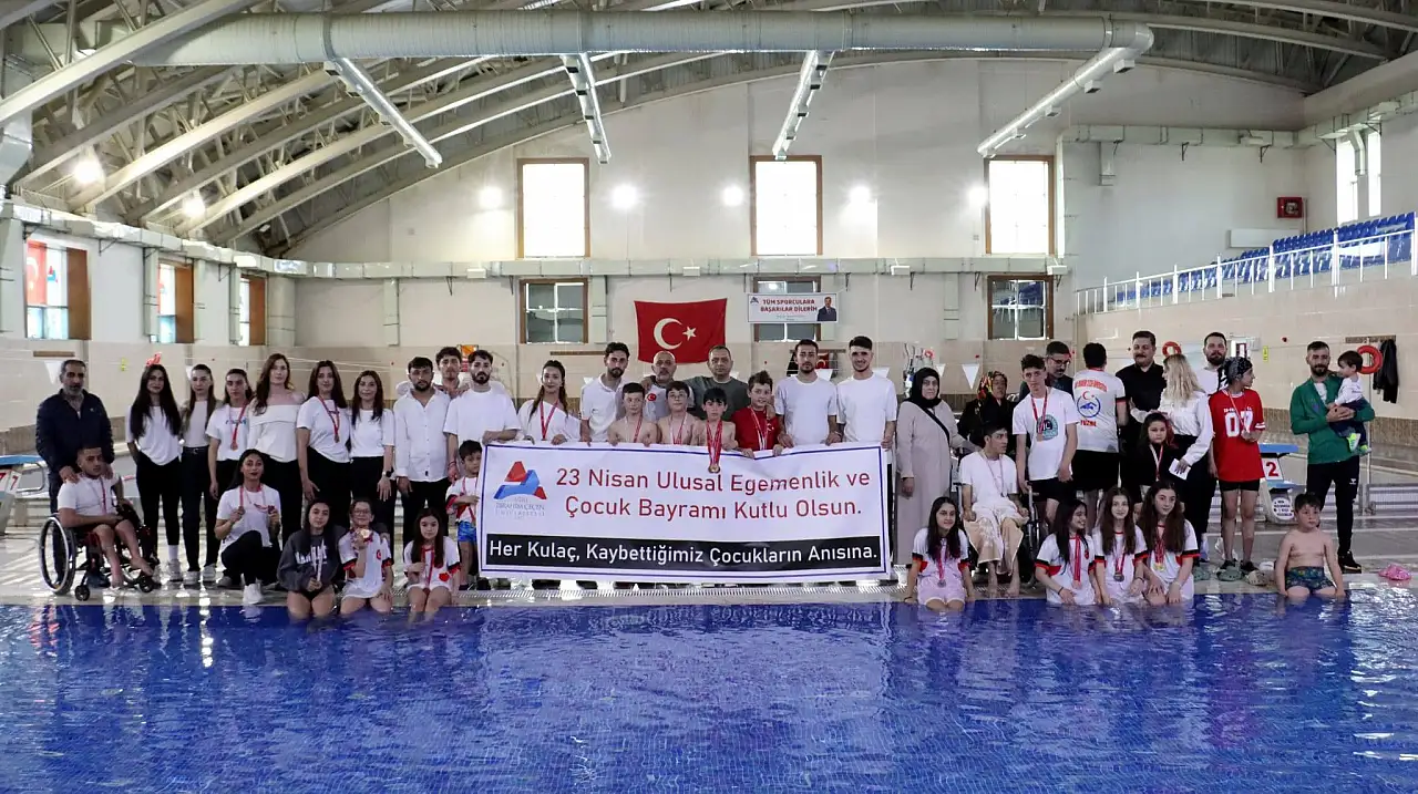 AİÇÜ'de 23 Nisan'a özel yüzme yarışması düzenlendi