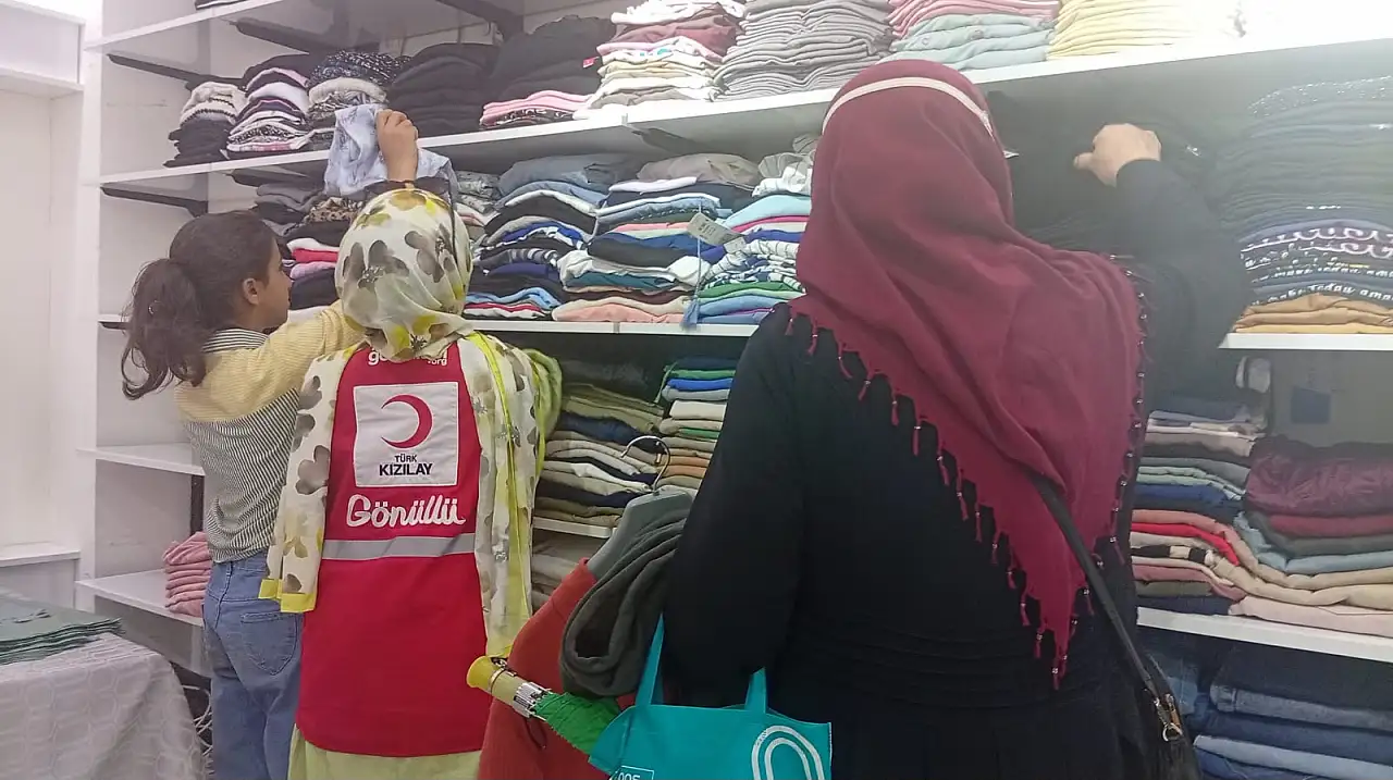 Türk Kızılay Giyim Butiğiyle ihtiyaç sahibi ailelere destek olmayı sürdürüyor