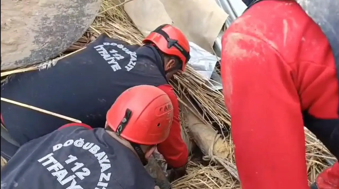 Doğubayazıt'ta ev çöktü! Enkaz altında zamanla yarış