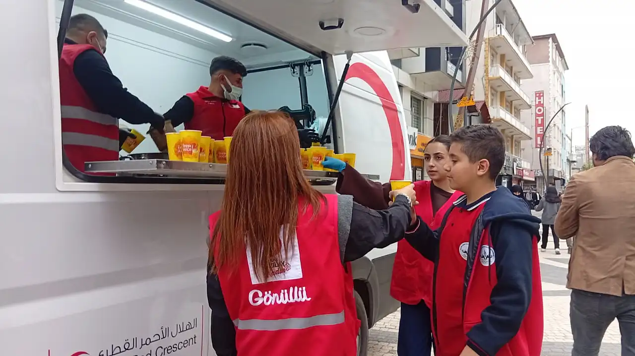 Doğubayazıt'ta Kızılay'dan vatandaşlara sürpriz ikram