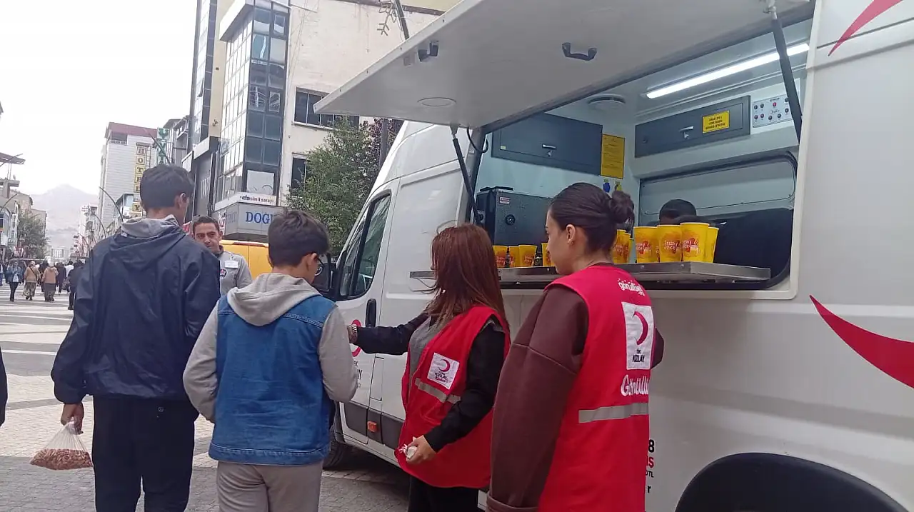 Doğubayazıt'ta Kızılay'dan vatandaşlara sürpriz ikram
