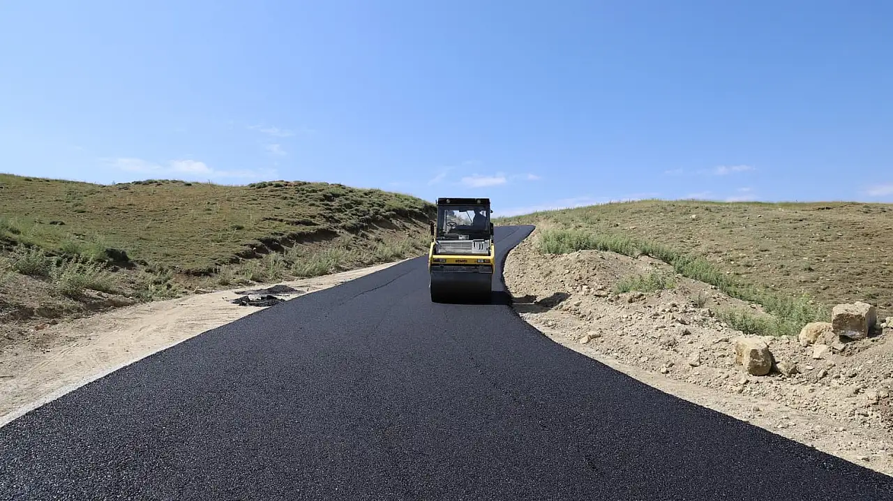 Doğubayazıt'ta 3,7 kilometrelik yol sıcak asfaltla buluştu