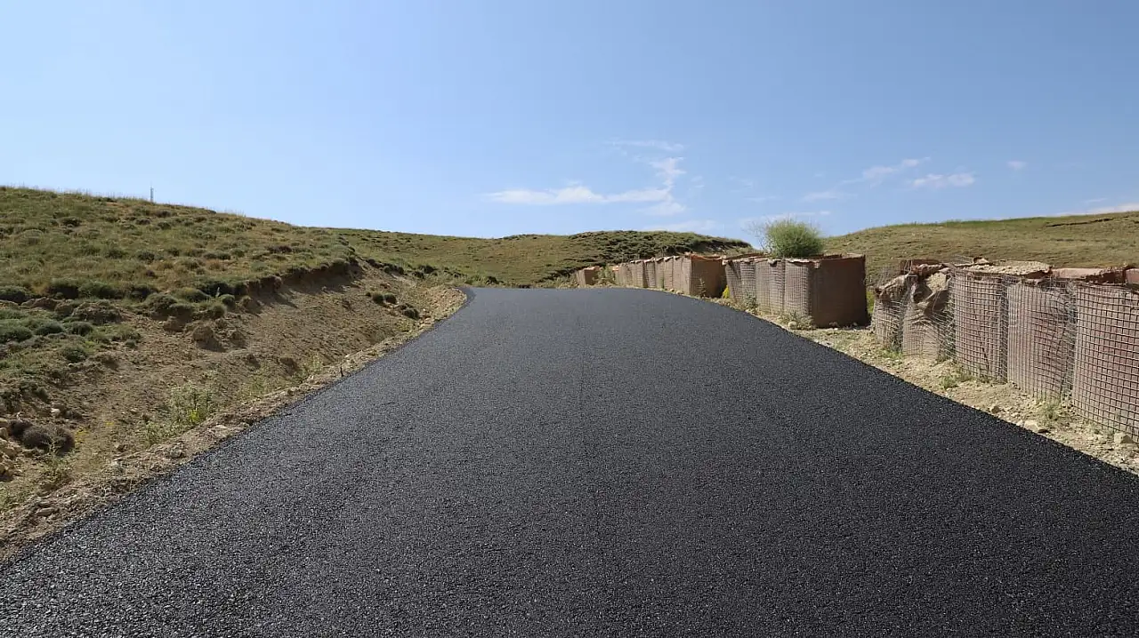 Doğubayazıt'ta 3,7 kilometrelik yol sıcak asfaltla buluştu