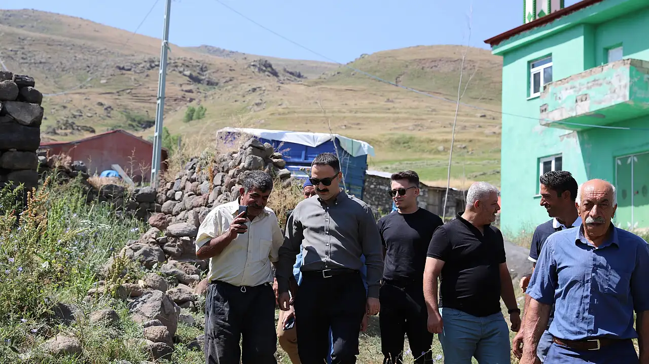 Kaymakam Ayvat Göksügüzel Köyü'ndeki yol çalışmalarını yerinde inceledi