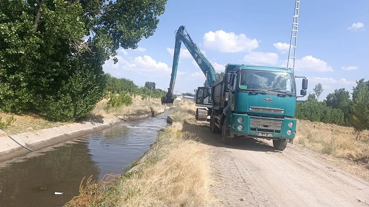 Patnos'ta sulama kanallarında temizlik çalışmaları başladı