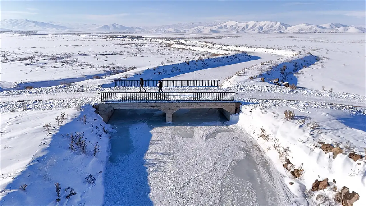 Van'da Çubuklu Çayı buz  tuttu