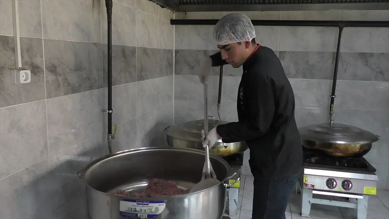 Bitlis'te lise öğrencileri, taşımalı eğitimdeki öğrenciler için yemek hazırlıyor