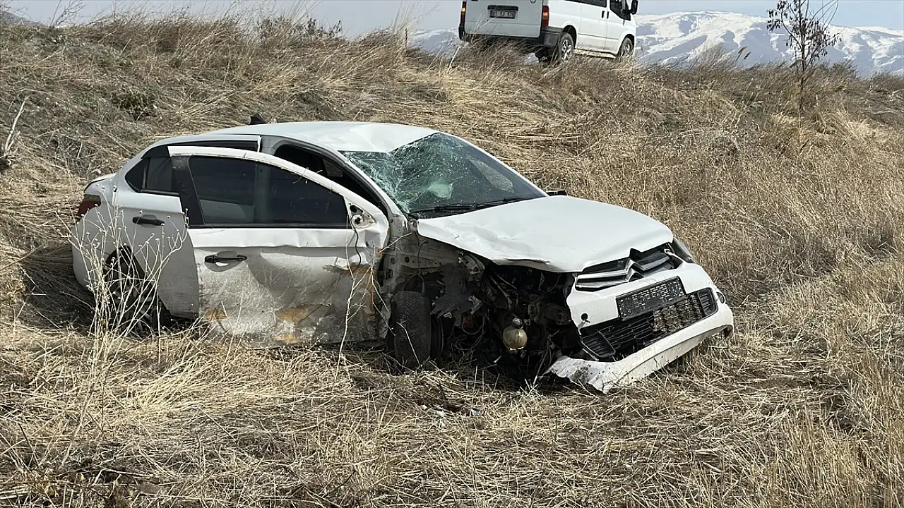 Van'da iki otomobil çarpıştı: 6 yaralı