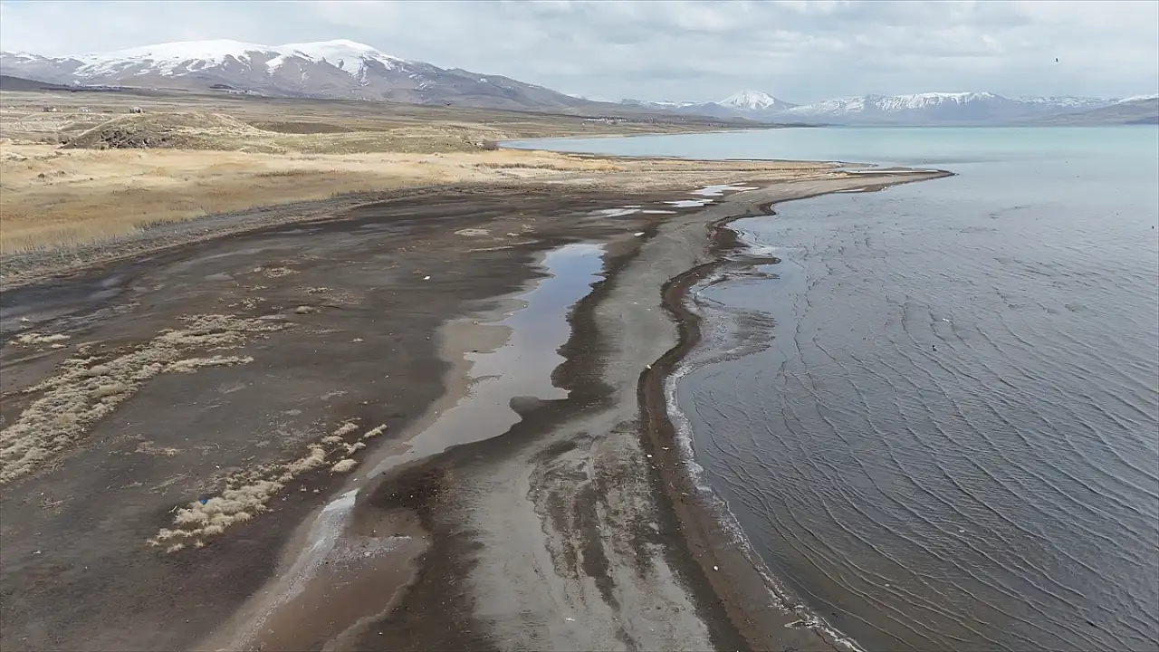 Van Gölü'ndeki su çekilmesi balıkçıları zor durumda bıraktı