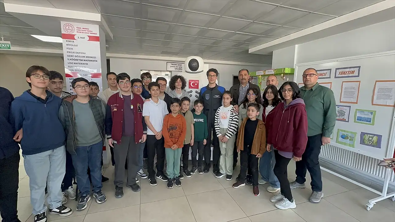 Türkiye'nin ikinci astronotu Iğdır'da bilim tutkusunu paylaştı